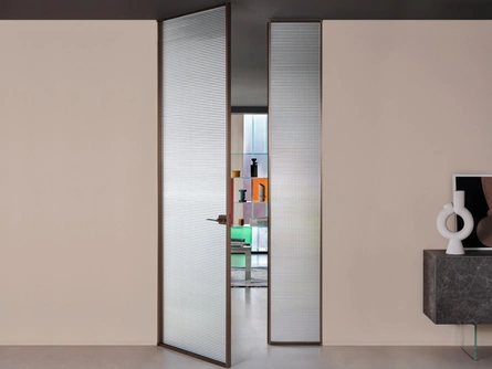 Porta per interni a filo muro Sherazade Double Swing in vetro con telaio in alluminio Plain di Glas Italia
