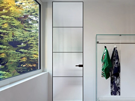 Porta per interni Sherazade Swing Plain Plus in vetro con telaio in alluminio di Glas Italia