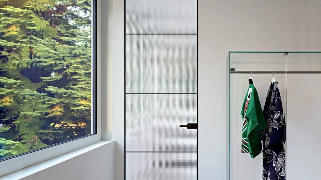 Porta per interni Sherazade Swing Plain Plus in vetro con telaio in alluminio di Glas Italia